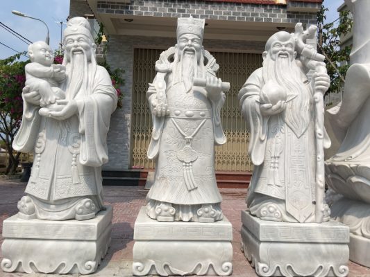 Tượng đá đặt ở cửa chính