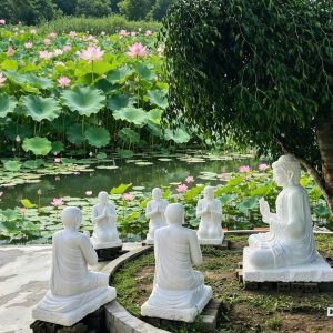Tượng Phật Đá Bên Đầm Sen